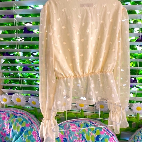 Shein feminine cream ivory top with peplum & ruffled cuffs - Picture 4 of 7